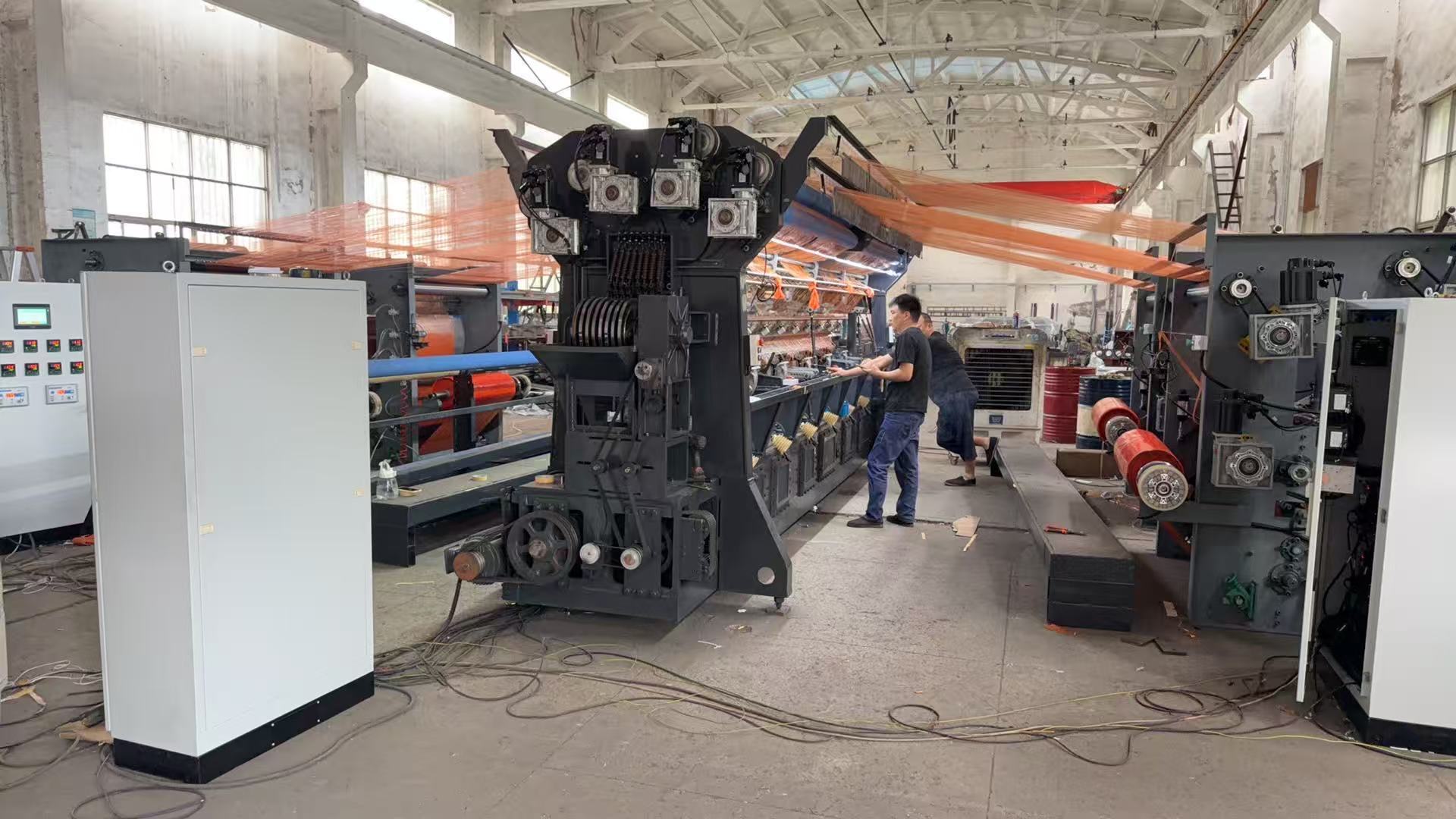 최신 회사 사례 Double Needle Bed Warp Knitting Machine for Industrial Textile Manufacturing